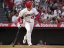 Shohei Ohtani des Angels de Los Angeles se dirige vers la première position alors qu'il s'aligne lors de la deuxième manche du deuxième match de baseball d'un programme double contre les Reds de Cincinnati le mercredi 23 août 2023, à Anaheim, en Californie.