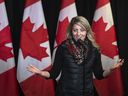 La ministre des Affaires étrangères, Mélanie Joly, s'adresse aux médias au Hamilton Convention Centre, à Hamilton, en Ontario, avant la retraite du Cabinet libéral, le lundi 23 janvier 2023. LA PRESSE CANADIENNE/Nick Iwanyshyn