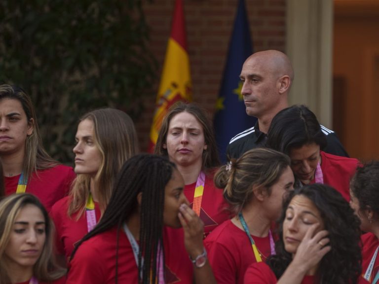 Les vainqueurs de la Coupe du monde féminine maintiennent leur boycott de l’équipe nationale espagnole.  L’entraîneur tarde à choisir son équipe