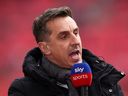 L'expert de Sky Sports, Gary Neville, prend la parole lors de la finale de la Coupe Carabao.