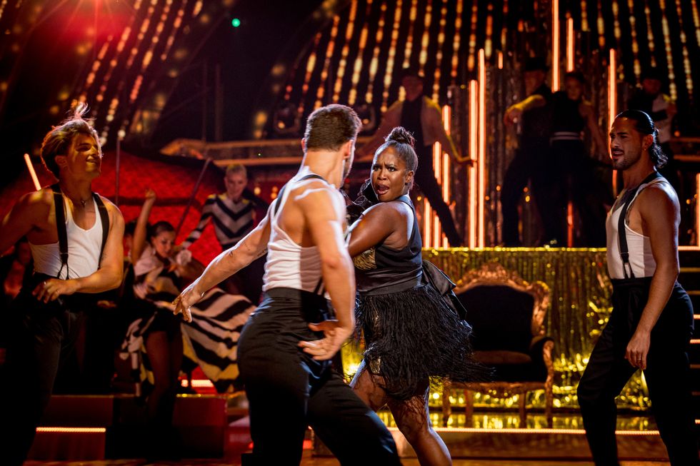 venez strictement danser les juges et les pros lors du spectacle de lancement de 2023, mettant en vedette motsi mabuse