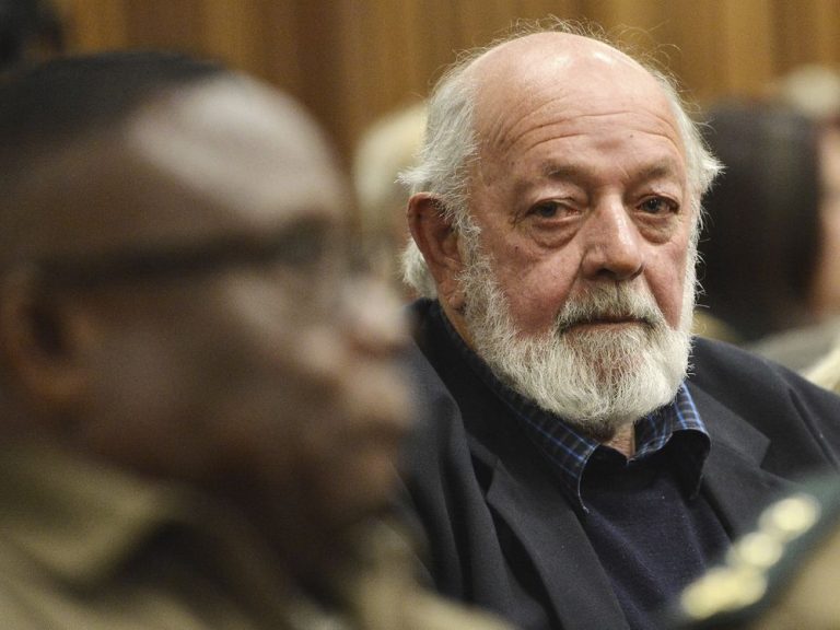 Barry Steenkamp, ​​le père de la femme mortellement abattue par Oscar Pistorius, est décédé à 80 ans