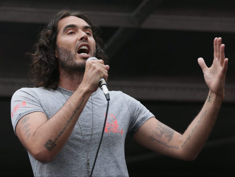 L’humoriste Russell Brand nie les allégations d’agression sexuelle publiées par trois agences de presse britanniques