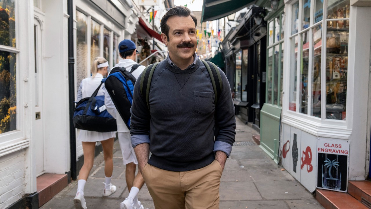 Jason Sudeikis dans le rôle de Ted Lasso marchant dans la rue.