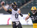 Le quart-arrière des Tiger-Cats de Hamilton, Taylor Powell (0), lance le ballon plus tôt cette saison.