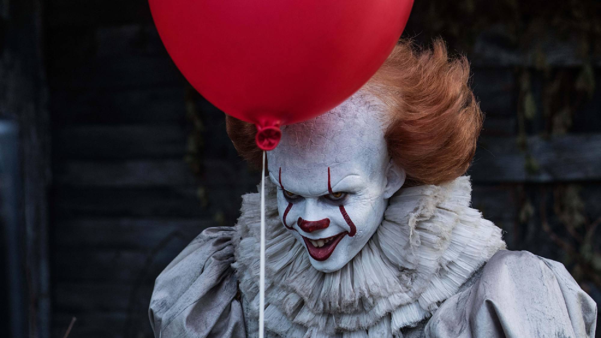 Bill Skarsgård dans le rôle de Pennywise, le clown dansant dans IT