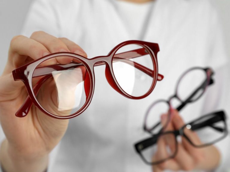 L’influenceuse canadienne « anti-lunettes » dit qu’elle peut montrer comment améliorer votre vision