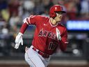 Shohei Ohtani, du Japon, des Los Angeles Angels, court pour un doublé lors de la troisième manche du match de baseball de l'équipe contre les Mets de New York, le vendredi 25 août 2023, à New York.