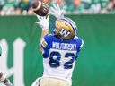 Le receveur des Blue Bombers de Winnipeg Drew Wolitarsky effectue un touché contre les Roughriders de la Saskatchewan à Regina le 3 septembre 2023.