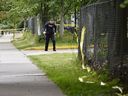 Un policier inspecte les lieux près du temple Guru Nanak Sikh Gurdwara Sahib après une fusillade à Surrey, en Colombie-Britannique, le lundi 19 juin 2023. 