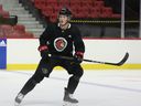 Tyler Kleven patine lors de l'entraînement de l'équipe des recrues de jeudi au Centre Canadian Tire.  Le défenseur de 21 ans a dominé physiquement lors de huit matchs avec les Sénateurs la saison dernière.