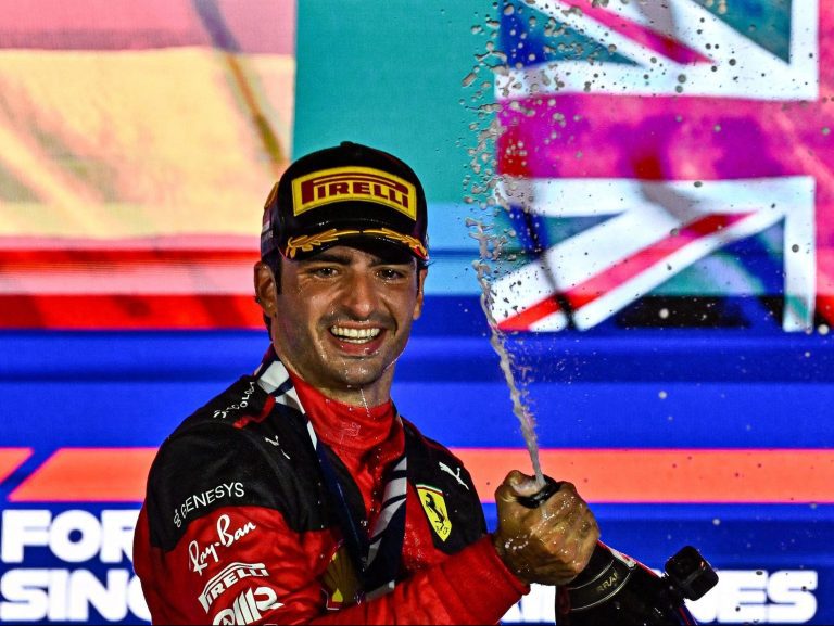 Sainz remporte le passionnant Grand Prix de Singapour alors que les séquences de Verstappen et Red Bull se terminent