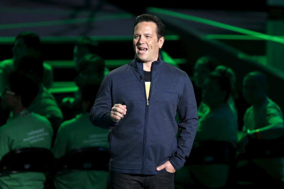 Phil Spencer, responsable de Xbox, annonce la rétrocompatibilité pour jouer à tous les jeux Xbox 360 sur Xbox One lors de la conférence de presse Xbox de l'éditeur de jeux Microsoft avant le jour d'ouverture de l'Electronic Entertainment Expo, ou E3, à Los Angeles, Californie, États-Unis, juin 15, 2015. REUTERS/Lucy Nicholson 