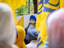 Des manifestants se rassemblent devant le bureau du consulat général de l'Inde lors d'une manifestation contre la récente fusillade de Hardeep Singh Nijjar à Vancouver, le samedi 24 juin 2023.