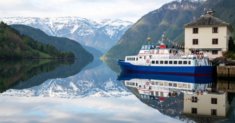 Un bateau apporte livres et réconfort aux villages isolés de la côte norvégienne