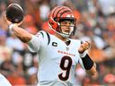 Joe Burrow des Bengals de Cincinnati tente une passe contre les Browns de Cleveland pendant la première mi-temps au stade des Browns de Cleveland le 10 septembre 2023 à Cleveland, Ohio.