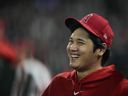 Shohei Ohtani des Angels de Los Angeles rit dans l'abri lors de la neuvième manche d'un match de baseball contre les Tigers de Détroit à Anaheim, en Californie, le samedi 16 septembre 2023.