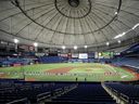 Vue générale du stade lors des cérémonies d'ouverture du match entre les Rays de Tampa Bay et les Blue Jays de Toronto le jour de l'ouverture au Tropicana Field le 24 juillet 2020 à Saint-Pétersbourg, en Floride.  La saison 2020 avait été reportée depuis mars en raison de la pandémie de COVID-19.