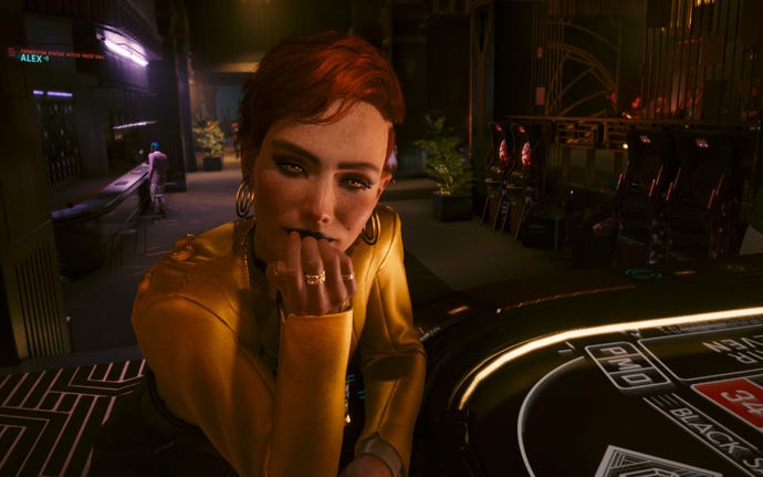 Un gros plan du visage d'une femme dans Cyberpunk 2077 : Phantom Liberty.