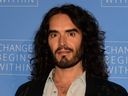 L'acteur Russell Brand pose à son arrivée au lancement 