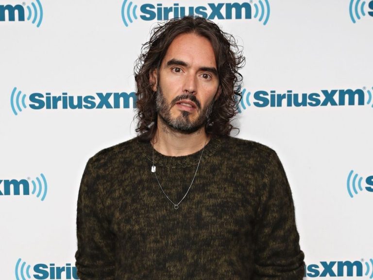 Russell Brand dit qu’il a exhorté une jeune fille de 15 ans à organiser une fête d’anniversaire sur le thème du sexe lorsqu’elle aura 16 ans