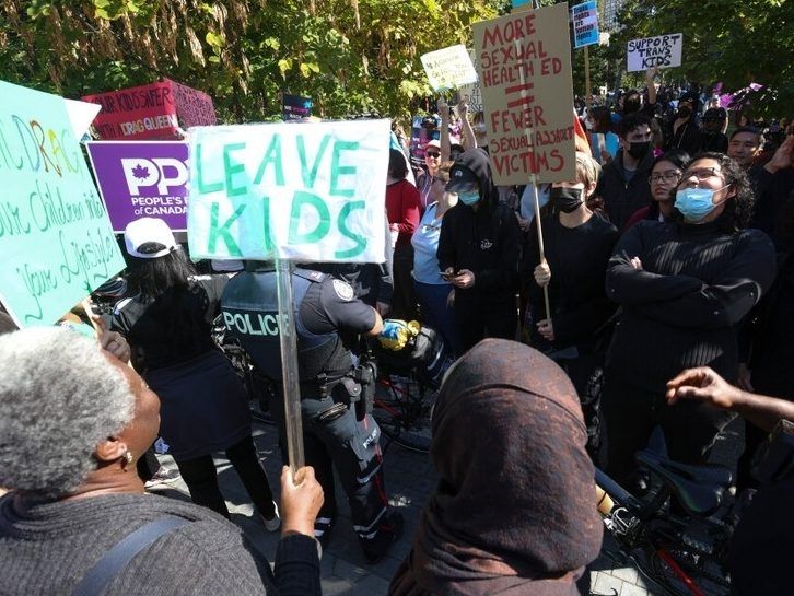 LILLEY : Les parents exigeant leur mot à dire sur l’éducation et le genre n’est pas radical