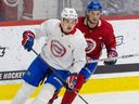 Florian Xhekaj, à gauche, et Joshua Roy participent au camp des recrues des Canadiens de Montréal au Complexe sportif CN à Brossard, le jeudi 14 septembre 2023.