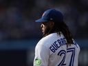 Vladimir Guerrero Jr. des Blue Jays se tient au premier but lors de la huitième manche contre les Red Sox de Boston à Toronto, le samedi 16 septembre 2023. 