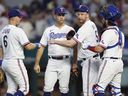 De gauche à droite, Josh Jung des Texas Rangers, Nathaniel Lowe, Will Smith et Austin Hedges célèbrent après la victoire 15-5 contre les Red Sox de Boston au Globe Life Field le 20 septembre 2023 à Arlington, Texas. 