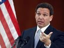 Le gouverneur de Floride, Ron DeSantis, répond aux questions des médias du Cabinet de Floride à la suite de son discours sur l'état de l'État lors d'une session conjointe du Sénat et de la Chambre des représentants le 7 mars 2023, au Capitole de l'État à Tallahassee, en Floride. 