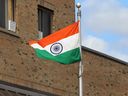 Le drapeau indien flotte au Haut-commissariat de l'Inde à Ottawa, le mercredi 20 septembre 2023.