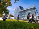 Étudiants sur le campus de l'Université de Calgary.  Si vous êtes étudiant au niveau postsecondaire — ou parent d'un enfant — il est utile de connaître certaines choses pour réduire les impôts et maximiser les prestations.