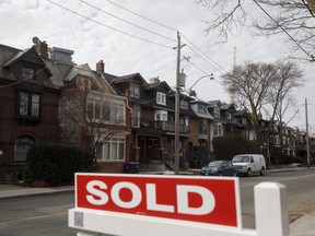 Une enseigne vendue devant une maison à Toronto.