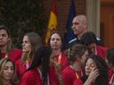 DOSSIER - Luis Rubiales, alors président de la fédération espagnole de football, en haut à droite, aux côtés de l'équipe espagnole de football féminin de la Coupe du monde après sa victoire en Coupe du monde au palais de La Moncloa à Madrid, en Espagne, le 22 août 2023. Un jour avant la nouvelle Coupe du monde féminine espagnole. Alors que l'entraîneure annonce sa première équipe, les joueuses qui ont remporté la Coupe du monde féminine n'ont pas encore dit si elles sont prêtes à revenir dans l'équipe après s'être rebellées contre leur ancien président de fédération en disgrâce.  Les femmes espagnoles ont eu peu de chance de célébrer leur plus grand exploit footballistique, car Luis Rubiales a provoqué un tollé lorsqu'il a embrassé une joueuse sur les lèvres sans son consentement lors de la cérémonie de remise des prix le mois dernier à Sydney.