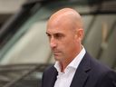 L'ancien président de la fédération espagnole de football Luis Rubiales quitte le tribunal de l'Audiencia Nacional de Madrid le 15 septembre 2023. 