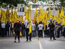 Des manifestants se rassemblent devant le bureau du consulat général de l'Inde lors d'une manifestation contre la récente fusillade de Hardeep Singh Nijjar à Vancouver, le 24 juin 2023. LA PRESSE CANADIENNE/Ethan Cairns