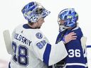 Le gardien du Lightning de Tampa Bay Andrei Vasilevskiy rencontre le gardien des Maple Leafs Jack Campbell après que les Maple Leafs ont été éliminés des séries éliminatoires de la Coupe Stanley 2022.  L'entraîneur du Lightning, Jon Cooper, admet à Steve Simmons que les Leafs méritaient de remporter cette série, tout comme son équipe méritait de remporter le match revanche du printemps dernier. 