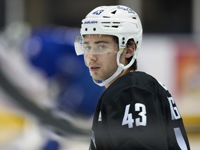 Quinn Hughes des Canucks de Vancouver s'étire lors de la journée d'ouverture du camp d'entraînement de l'équipe de hockey de la LNH, à Victoria, le jeudi 21 septembre 2023.