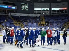 Les joueurs des Canucks de Vancouver écoutent l'entraîneur-chef Rick Tocchet lors de la journée d'ouverture du camp d'entraînement de l'équipe de hockey de la LNH, à Victoria, le jeudi 21 septembre 2023.