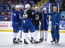 L'entraîneur-chef des Canucks de Vancouver, Rick Tocchet, à droite, parle pendant que Ian Cole (82), Andrei Kuzmenko (96), Elias Pettersson, à l'arrière gauche, Filip Hronek, à l'arrière au centre, et Nils Hoglander, à l'arrière à droite, écoutent lors de la journée d'ouverture de la LNH. camp d'entraînement de l'équipe de hockey, à Victoria, le jeudi 21 septembre 2023.