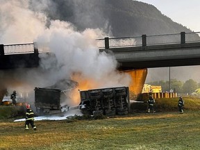 Un camion a heurté le viaduc au-dessus de l'autoroute 1