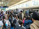 Heure de pointe dans une station SkyTrain très fréquentée de Surrey.