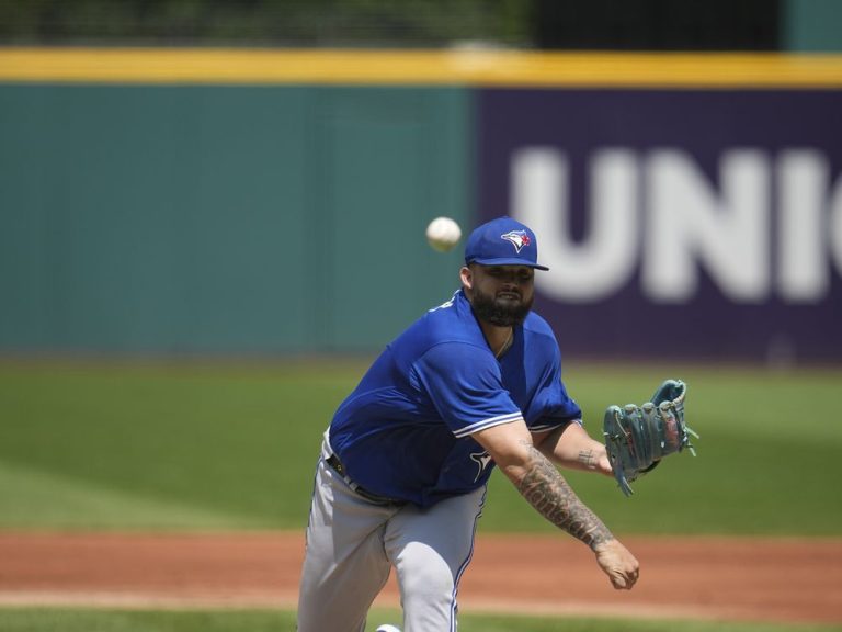 Rapport : le lanceur des Blue Jays, Manoah, s’est arrêté et a reçu plusieurs injections dans le bras