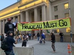 Un groupe de manifestants anti-Trudeau a nargué le premier ministre de l'autre côté de la rue alors qu'il quittait l'hôtel Fairmont Royal avec le président ukrainien Volodymyr Zelenskyy, le vendredi 22 septembre 2022.