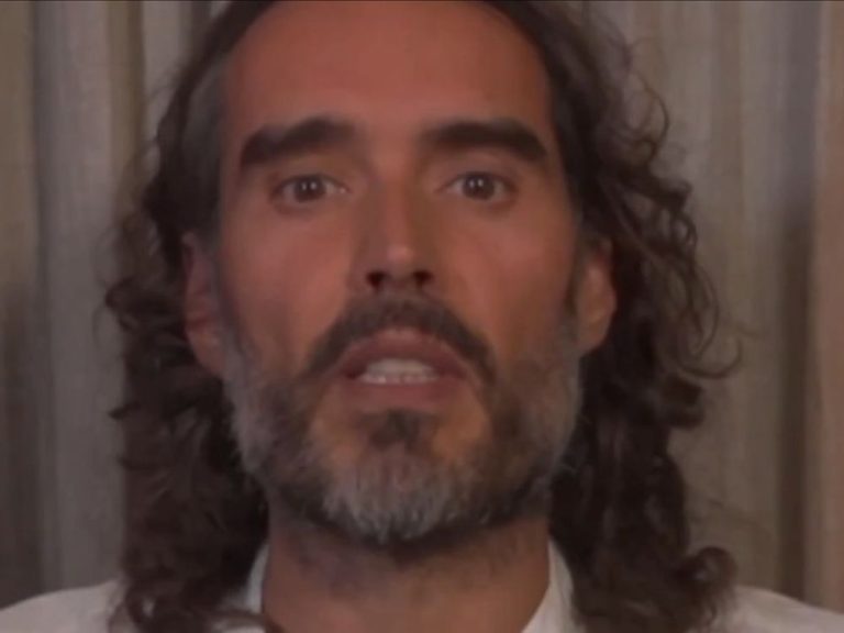 « DÉTRESSANT » : Russell Brand brise le silence sur les dernières allégations d’abus sexuels – avec un discours complotiste