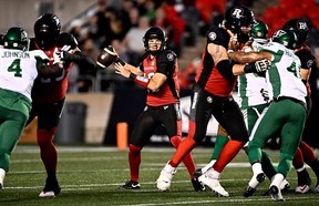 Le quart-arrière des Redblacks d'Ottawa Dustin Crum lance le ballon