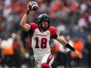 Le quart-arrière des Redblacks d'Ottawa Dustin Crum court avec le ballon lors d'un match de football de la LCF contre les Lions de la Colombie-Britannique, à Vancouver, en Colombie-Britannique, le samedi 16 septembre 2023.