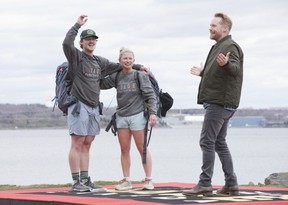 Ty Smith et Kat Kastner rencontrent Jon Montgomery, l'animateur d'Amazing Race Canada, à Halifax.