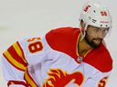 Oliver Kylington des Flames de Calgary pendant l'échauffement avant un match intra-équipe au camp d'entraînement de la LNH à Calgary le 11 janvier 2021.