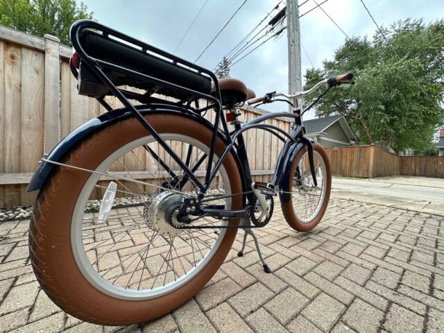 De gros pneus et une selle moelleuse garantissent une balade agréable.  La béquille règne également.